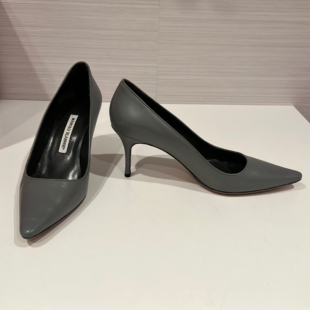 Manolo Blahnik Sordina pump in gray color (38 1/2)